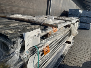 Ca. 20x Vuren Channelsiding Zwart Gecoat, 21x130mm, lengte 300cm